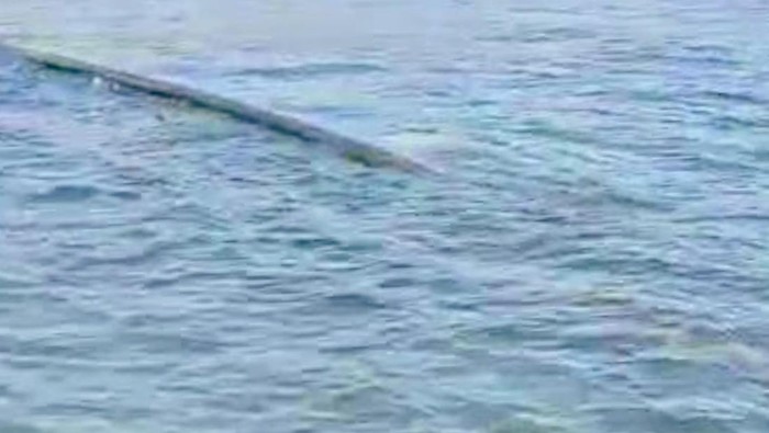 Sebuah benda mirip pipa yang melintang di kawasan pantai Situbondo