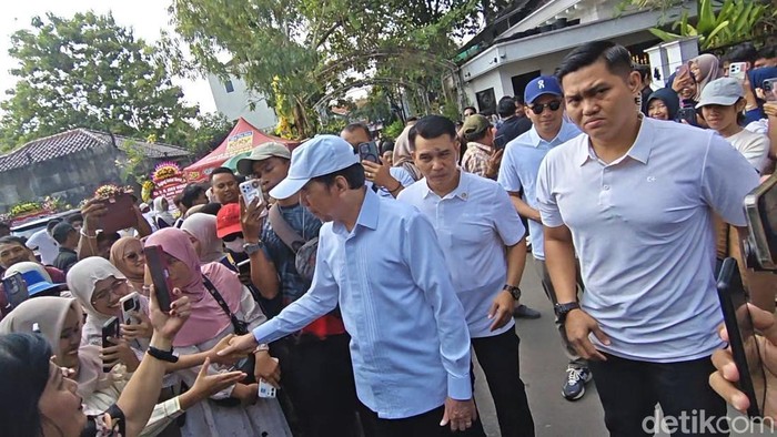 Warga berdatangan ke rumah Jokowi di Solo untuk memberikan ucapan ultah, Minggu (21/6/2026).