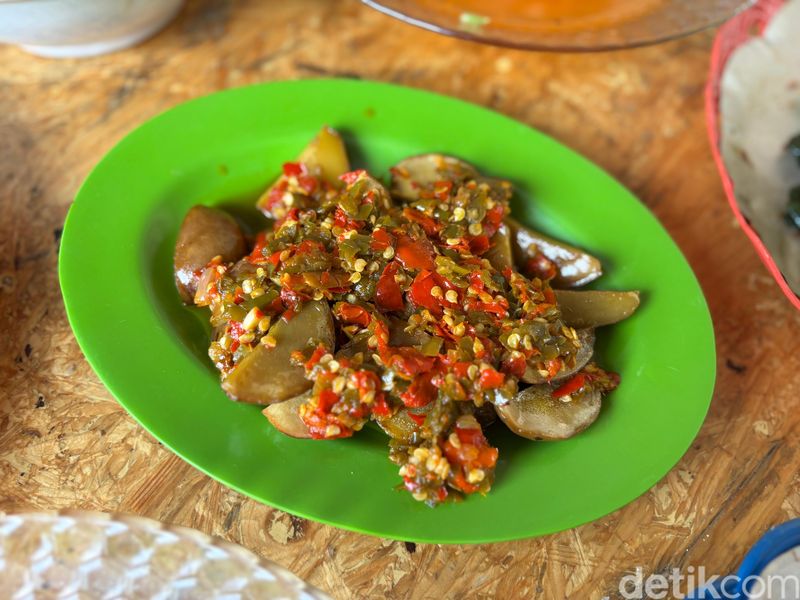 Warung Pecak Betawi Pinggir Kali