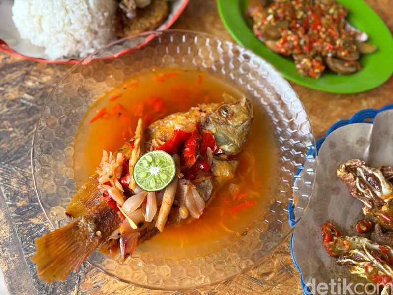 Warung Pecak Betawi Pinggir Kali