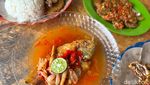 Sedep Banget! Makan Pecak Nila di Warung Betawi Pinggir Kali
