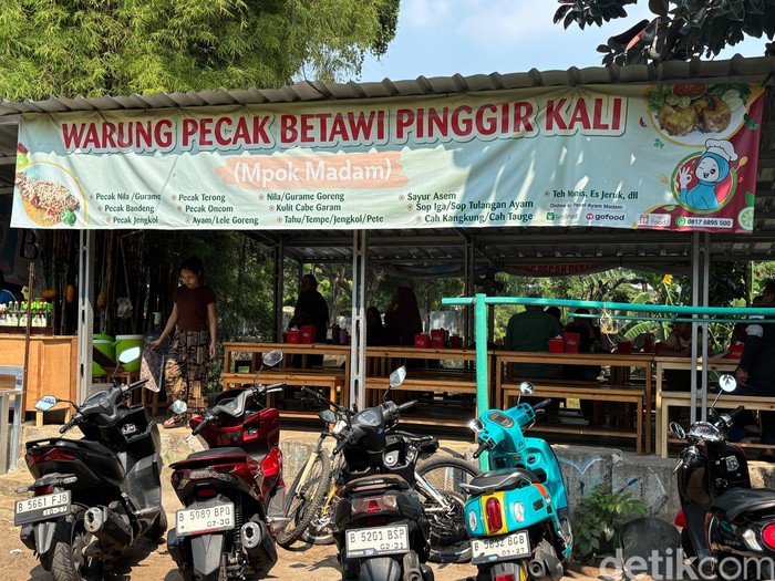 Warung Pecak Betawi Pinggir Kali