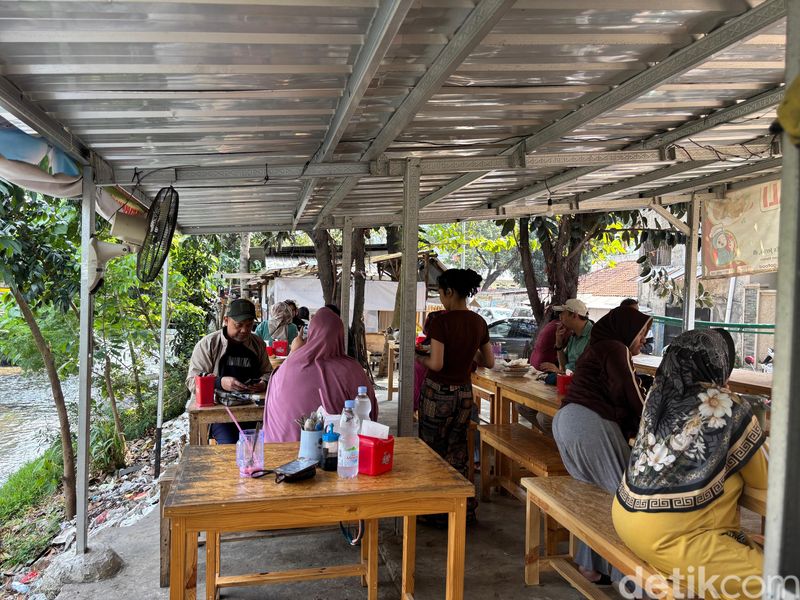 Warung Pecak Betawi Pinggir Kali