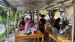 Sedep Banget! Makan Pecak Nila di Warung Betawi Pinggir Kali