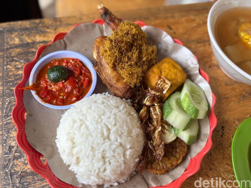 Warung Pecak Betawi Pinggir Kali