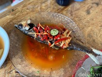 Sedep Banget! Makan Pecak Nila di Warung Betawi Pinggir Kali