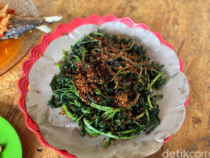 Warung Pecak Betawi Pinggir Kali
