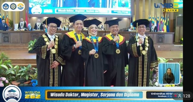 Warganet langsung memberikan ucapan selamat atas kelulusan Anang, Ashanty dan Azriel yang bisa memberikan inspirasi. Masya Allah kereeen👍👍 ini salah satu keluarga yang bisa di contoh tentang kejar pendidikan setinggi tingginya walau sesibuk apapun.Semoga makin jadi inspirasi banyak orang ,medsos kalo isinya begini semua kan berkualitas & memajukan netizen indonesia😍😍😍 sehat selalu bunda @ashanty_ash sekaluarga, puji @ichanurhanna5. Kalian keluarga artis yg paling keren bangetttt saat ini. Teruslah menginspirasi hal baik seperti ini yaaa kak azriel. Aku ga kenal kalian tapi ikut bahagia. Keren banget pokoknya!! salut akun @desikyffio. Foto: Dok. Instagram @ashanty_ash.