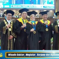 Warganet langsung memberikan ucapan selamat atas kelulusan Anang, Ashanty dan Azriel yang bisa memberikan inspirasi. Masya Allah kereeen👍👍 ini salah satu keluarga yang bisa di contoh tentang kejar pendidikan setinggi tingginya walau sesibuk apapun.Semoga makin jadi inspirasi banyak orang ,medsos kalo isinya begini semua kan berkualitas & memajukan netizen indonesia😍😍😍 sehat selalu bunda @ashanty_ash sekaluarga, puji @ichanurhanna5. Kalian keluarga artis yg paling keren bangetttt saat ini. Teruslah menginspirasi hal baik seperti ini yaaa kak azriel. Aku ga kenal kalian tapi ikut bahagia. Keren banget pokoknya!! salut akun @desikyffio. Foto: Dok. Instagram @ashanty_ash.