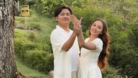 Aksa mengakui ada rasa deg-degan ketika mengenalkan Yosika Ayumi kepada Soimah. Ya deg-degan takutnya nyerocos aja ibu, ujar Aksa. Foto: Instagram @yosikaayumi