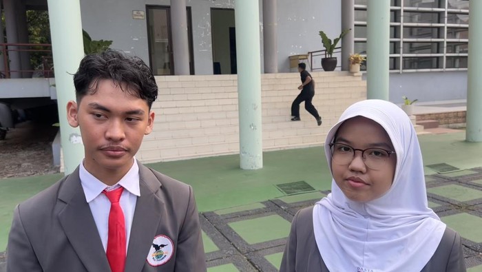 2 siswa Sekolah Garuda di Jakarta Timur yang mendapatkan beasiswa S1 ke Belanda (Adhfar/detikcom)