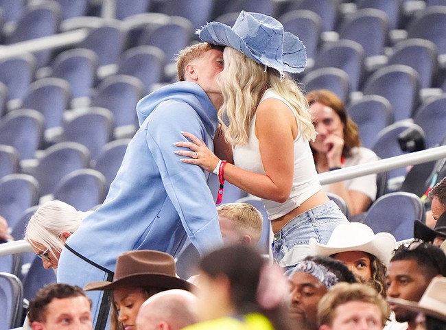 Dalam foto, wanita tersebut tampak memakai t-shirt putih dengan jeans yang juga dipadukan bersama topi koboi denim dan tas Dior putih.Foto: PA Images via Getty Images/Bradley Collyer - PA Images