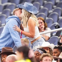 Dalam foto, wanita tersebut tampak memakai t-shirt putih dengan jeans yang juga dipadukan bersama topi koboi denim dan tas Dior putih.Foto: PA Images via Getty Images/Bradley Collyer - PA Images