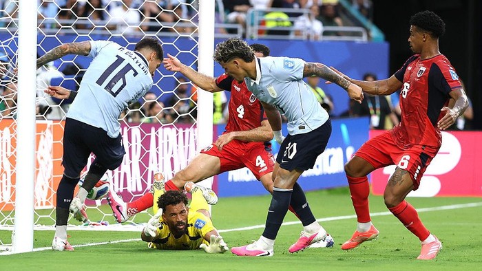 MIAMI GARDENS, FLORIDA - JUNE 21: Maxi Araujo #20 of Uruguay scores a goal that was disallowed due to an offside ruling during the FIFA World Cup 2026 Group H match between Uruguay and Cabo Verde at Miami Stadium on June 21, 2026 in Miami Gardens, Florida. (Photo by Michael Regan - FIFA/FIFA via Getty Images)