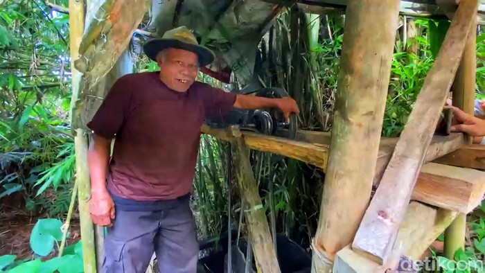 Abah Sarnuh dan Kincir Air pembangkit listrik miliknya