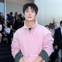 Bukan Pacar, Jaehyun NCT Klarifikasi Foto Berenang di Lake Como Bareng Sepupu