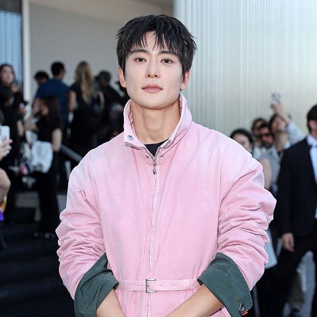 Jaehyun NCT & ENHYPEN Tebar Pesona di Milan Fashion Week Jadi BA Prada