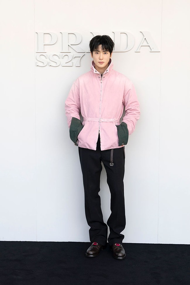 Pelantun Dandelion itu disambut teriakan penggemar yang menunggu di venue Prada Spring/Summer 2027 Menswear show di Milan. Tampil berbalut jaket berwarna pink. Foto: Getty Images for Prada/Jacopo Raule