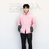 Pelantun Dandelion itu disambut teriakan penggemar yang menunggu di venue Prada Spring/Summer 2027 Menswear show di Milan. Tampil berbalut jaket berwarna pink. Foto: Getty Images for Prada/Jacopo Raule