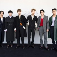 Ada Jungwon dan Sunoo yang berbalut coat hitam, Jake tampil nyentrik dengan setelan jas abu-abu dan atasan merah. Personel termuda Ni-ki memakai setelan jas dan atasan bermotif stripes, Jay dengan coat berwarna emerald green, serta Sunghoon memakai atasan abstrak dan coat serupa. Foto: Getty Images for Prada/Jacopo Raule