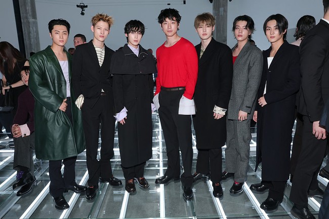 Sunghoon cs juga mengabadikan foto bersama aktor Jepang, Sakaguchi Kentaro. Mengenang pertemuan pertama mereka di peragaan busana Prada tiga tahun lalu. Foto: Getty Images for Prada/Jacopo Raule