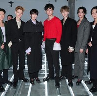 Sunghoon cs juga mengabadikan foto bersama aktor Jepang, Sakaguchi Kentaro. Mengenang pertemuan pertama mereka di peragaan busana Prada tiga tahun lalu. Foto: Getty Images for Prada/Jacopo Raule