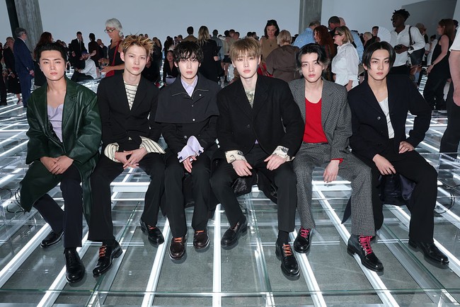 Selain Jaehyun NCT, ada personel grup KPop naungan BELIFT LAB, ENHYPEN yang hadir ke peragaan busana Prada dalam formasi baru tanpa Heeseung alias EVAN. Foto: Getty Images for Prada/Jacopo Raule
