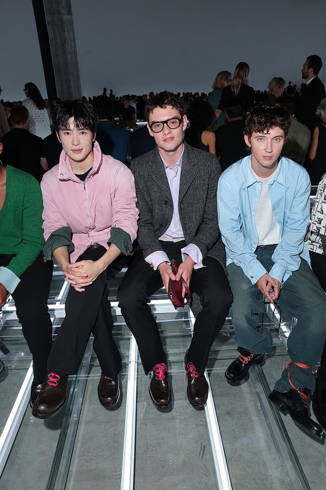 Acara tersebut menjadi ajang reuninya bersama musisi Troye Sivan dan aktor Louis Partridge. Interaksi pria tampan yang tergabung dalam ‘sirkel Prada’ ini akhirnya viral menjadi perbincangan di media sosial. Foto: Getty Images for Prada/Jacopo Raule