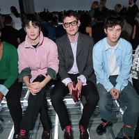 Acara tersebut menjadi ajang reuninya bersama musisi Troye Sivan dan aktor Louis Partridge. Interaksi pria tampan yang tergabung dalam ‘sirkel Prada’ ini akhirnya viral menjadi perbincangan di media sosial. Foto: Getty Images for Prada/Jacopo Raule