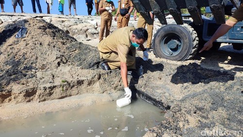 Terlihar drainase air mirip limbah yang terbuang ke Pantai Segara Ayu, Desa Sanur Kaja, Denpasar Selatan,Senin (22/6).