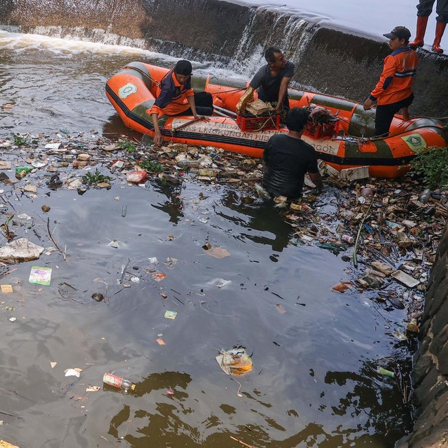 Aksi Bersih Sungai Cikaret, Upaya Cegah Banjir dan Pencemaran