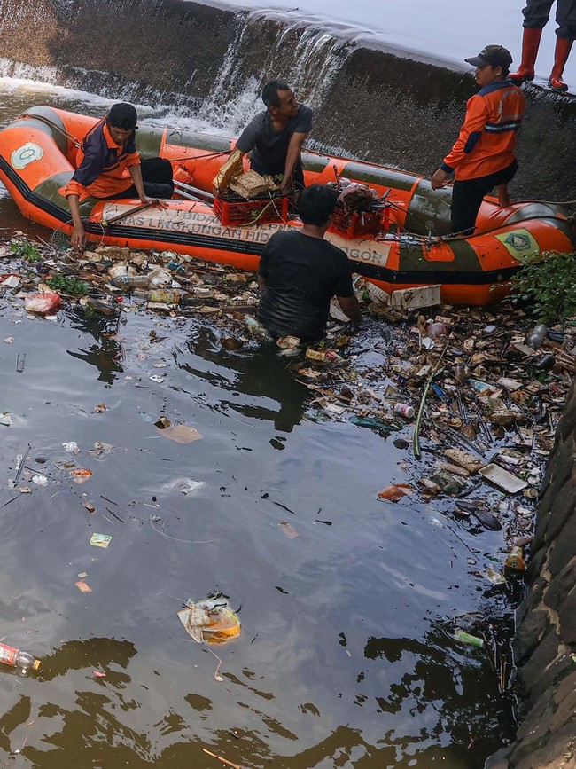 Aksi Bersih Sungai Cikaret, Upaya Cegah Banjir dan Pencemaran