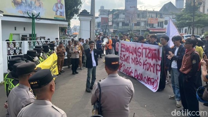 Aksi demonstrasi mahasiswa dari BEM Nusantara di Pendopo Kab Sukabumi.