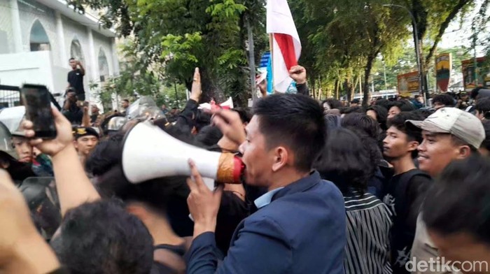 Aksi mahasiswa HKBP Nommensen di depan gedung DPRD Sumut. (Rechtin Hani Ritonga/detikSumut)