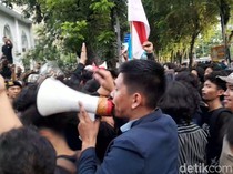 Kecewa Ketua Dewan Tak Hadir Temui Pendemo, Massa Lempari Gedung DPRD Sumut