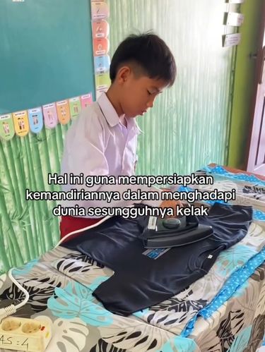 Aksi viral guru SD latih siswa laki-laki menyetrika baju demi putus rantai patriarki. Langkah ini jadi bekal basic life skill agar anak mandiri sejak dini.