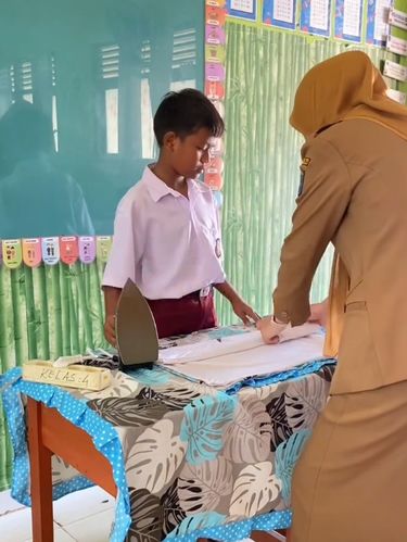 Aksi viral guru SD latih siswa laki-laki menyetrika baju demi putus rantai patriarki. Langkah ini jadi bekal basic life skill agar anak mandiri sejak dini.