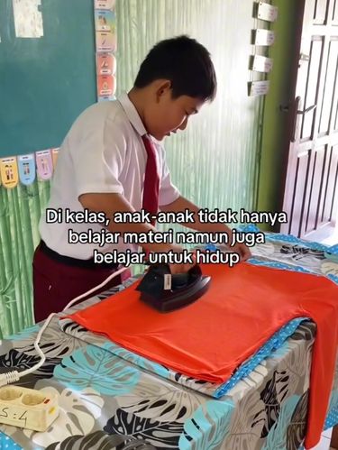 Aksi viral guru SD latih siswa laki-laki menyetrika baju demi putus rantai patriarki. Langkah ini jadi bekal basic life skill agar anak mandiri sejak dini.