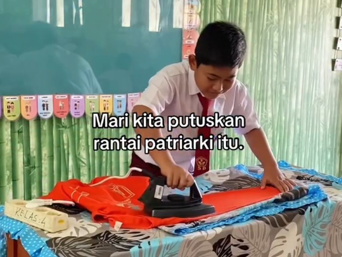 Aksi viral guru SD latih siswa laki-laki menyetrika baju demi putus rantai patriarki. Langkah ini jadi bekal basic life skill agar anak mandiri sejak dini.