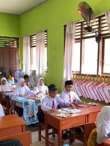 Aksi viral guru SD latih siswa laki-laki menyetrika baju demi putus rantai patriarki. Langkah ini jadi bekal basic life skill agar anak mandiri sejak dini.