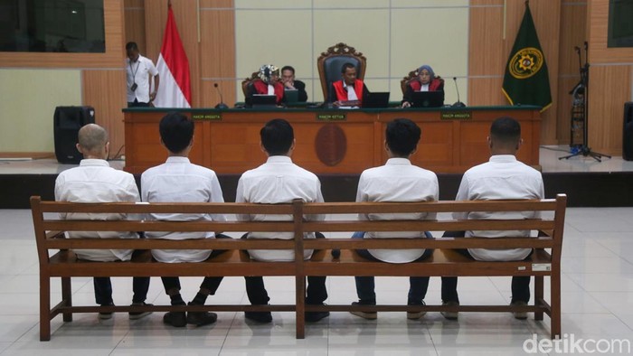 Terdakwa mengikuti sidang pembacaan tuntutan kasus pembunuhan Kepala Cabang bank, Ilham Pradipta, di Pengadilan Negeri Jakarta Timur, Senin (22/6/2026). Jaksa menuntut tiga terdakwa yang disebut sebagai aktor intelektual perkara tersebut dengan pidana penjara masing-masing selama 15 tahun.