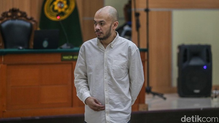 Terdakwa mengikuti sidang pembacaan tuntutan kasus pembunuhan Kepala Cabang bank, Ilham Pradipta, di Pengadilan Negeri Jakarta Timur, Senin (22/6/2026). Jaksa menuntut tiga terdakwa yang disebut sebagai aktor intelektual perkara tersebut dengan pidana penjara masing-masing selama 15 tahun.