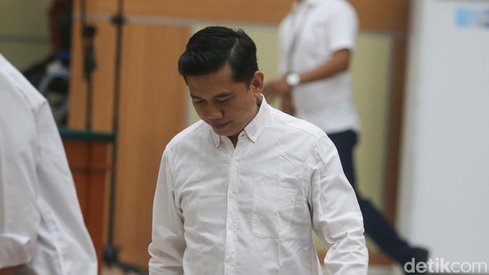Terdakwa mengikuti sidang pembacaan tuntutan kasus pembunuhan Kepala Cabang bank, Ilham Pradipta, di Pengadilan Negeri Jakarta Timur, Senin (22/6/2026). Jaksa menuntut tiga terdakwa yang disebut sebagai aktor intelektual perkara tersebut dengan pidana penjara masing-masing selama 15 tahun.