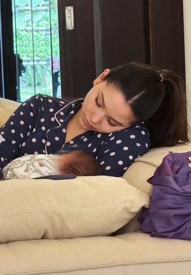 Setelah melahirkan putri pertamanya secara normal pada 10 Mei 2026, kini Alyssa Daguise tengah menikmati peran barunya sebagai seorang ibu. Melalui akun media sosialnya, istri Al Ghahazali itu sesekali membagikan momen-momennya saat momong sang anak sendiri. Foto: Instagram/@alyssadaguise