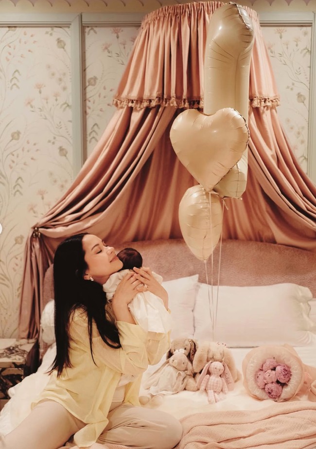 Baby Soleil saat ini diketahui masih berusia 1 bulan. Beberapa waktu lalu Alyssa dan Al memilih merayakan usia 1 bulan anak mereka dengan sederhana, pemotretan di rumah. Foto: Instagram/@alyssadaguise