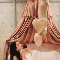 Baby Soleil saat ini diketahui masih berusia 1 bulan. Beberapa waktu lalu Alyssa dan Al memilih merayakan usia 1 bulan anak mereka dengan sederhana, pemotretan di rumah. Foto: Instagram/@alyssadaguise