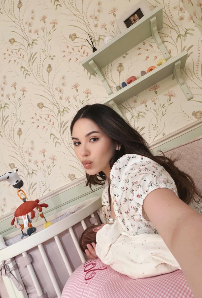 Kini lebih banyak menghabiskan waktu di rumah untuk mengurus putri kecilnya sendiri, Alyssa terlihat tetap memukau. Meski di rumah, penampilannya tetap terlihat fresh dengan riasan minimalis dan rambut yang terurai natural. Foto: Instagram/@alyssadaguise