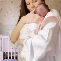 Dalam beberapa foto yang diunggah terlihat Alyssa yang telaten mengurus sang anak. Gendong baby Soleol, aura keibuan di diri Alyssa begitu terpancar. Foto: Instagram/@alyssadaguise