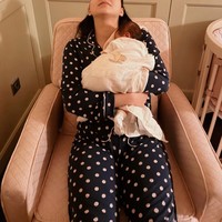 Tak selalu pakai riasan, potret Alyssa yang tampil natural tanpa makeup saat menggendong baby Soleil tetap terlihat memukau. Foto: Instagram/@alyssadaguise