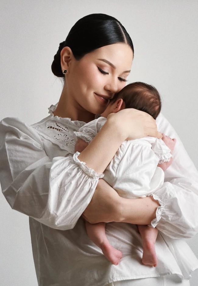 Beberapa waktu lalu tampaknya Alyssa juga menjalani pemotretan dengan putri kecilnya itu. Keduanya tampil kompak dalam balutan busana berwarna putih. Dengan rambut model sanggul sleek, penampilan wanita 28 tahun itu terlihat makin anggun dan keibuan. Foto: Instagram/@alyssadaguise